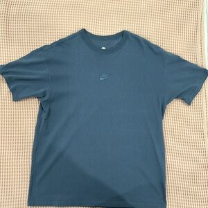 Nike Men’s Sportswear Premium Essentials tee, medium, men’s grayish blue